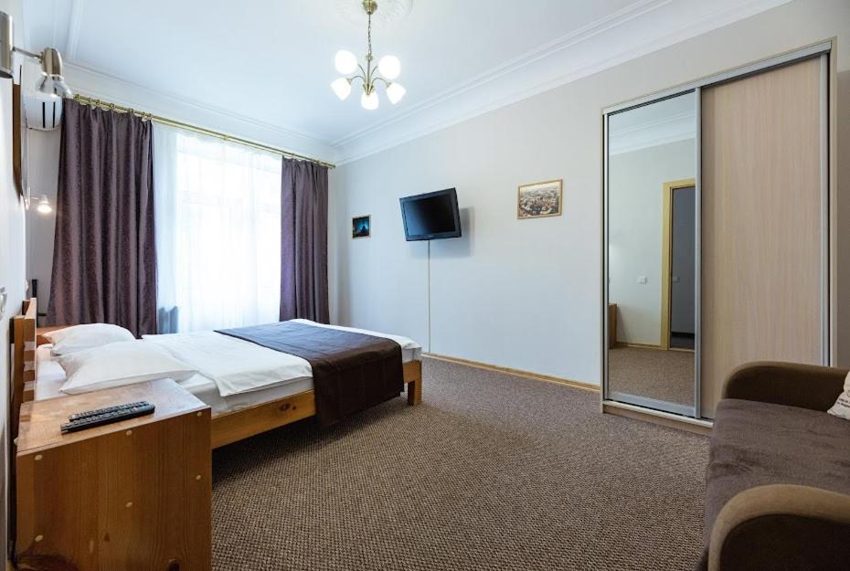 Guest House "Vladimirskaya 42" เคียฟ ภายนอก รูปภาพ