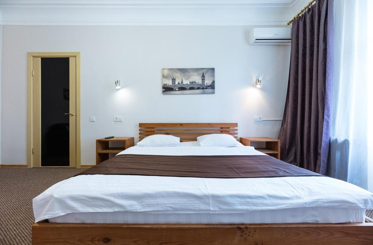 Guest House "Vladimirskaya 42" เคียฟ ภายนอก รูปภาพ