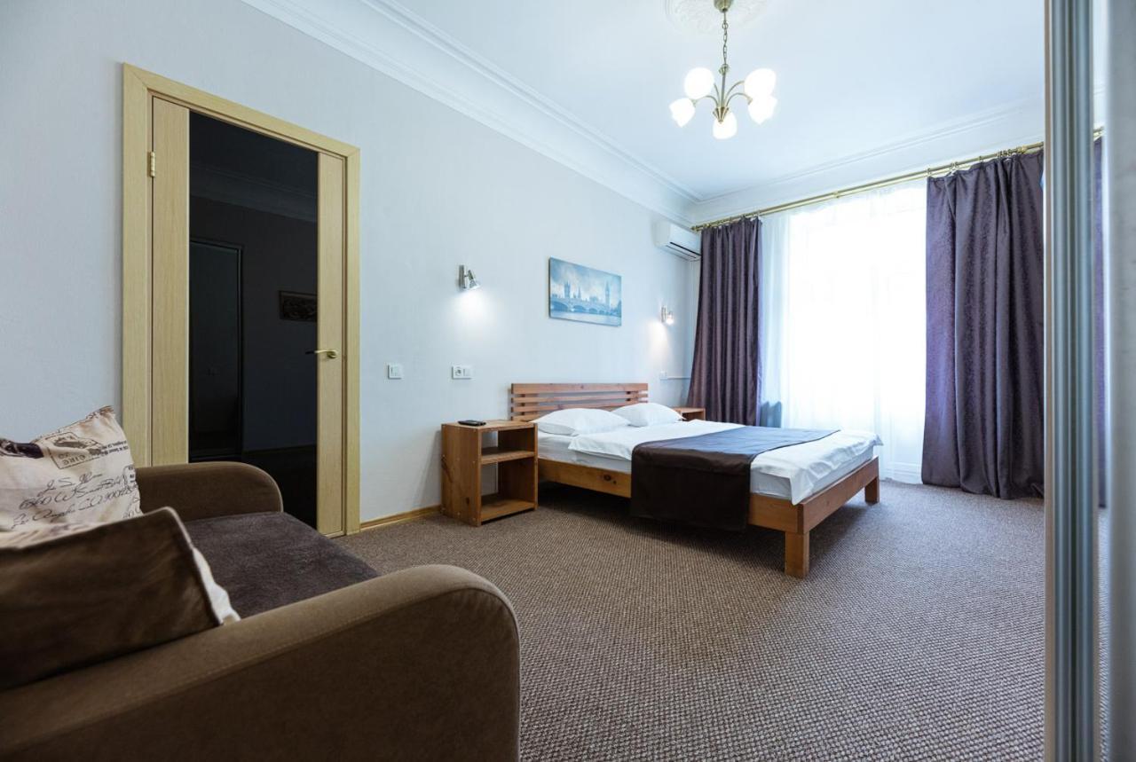 Guest House "Vladimirskaya 42" เคียฟ ภายนอก รูปภาพ
