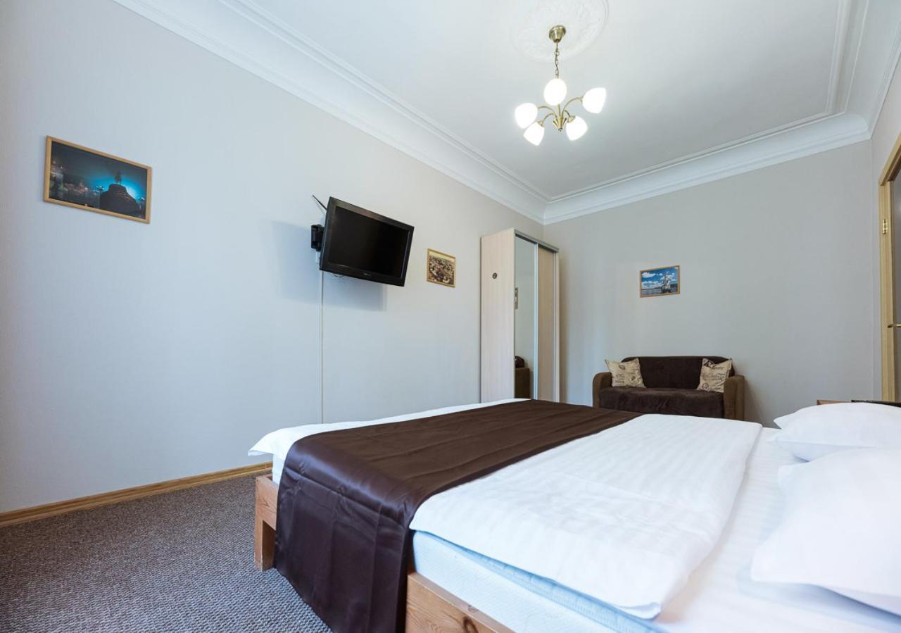 Guest House "Vladimirskaya 42" เคียฟ ภายนอก รูปภาพ