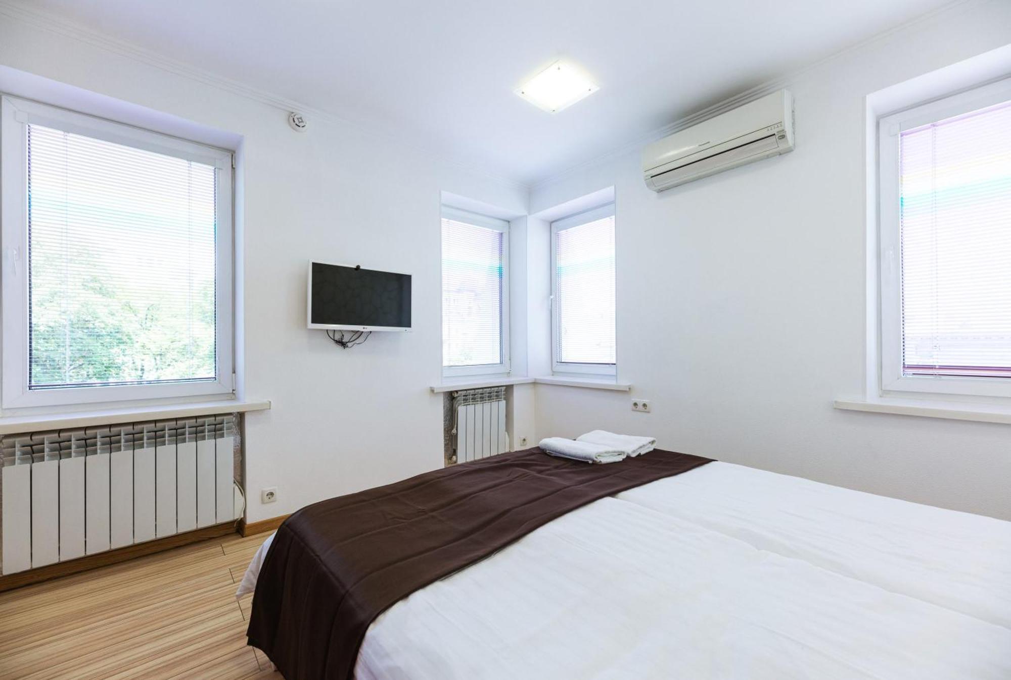 Guest House "Vladimirskaya 42" เคียฟ ภายนอก รูปภาพ