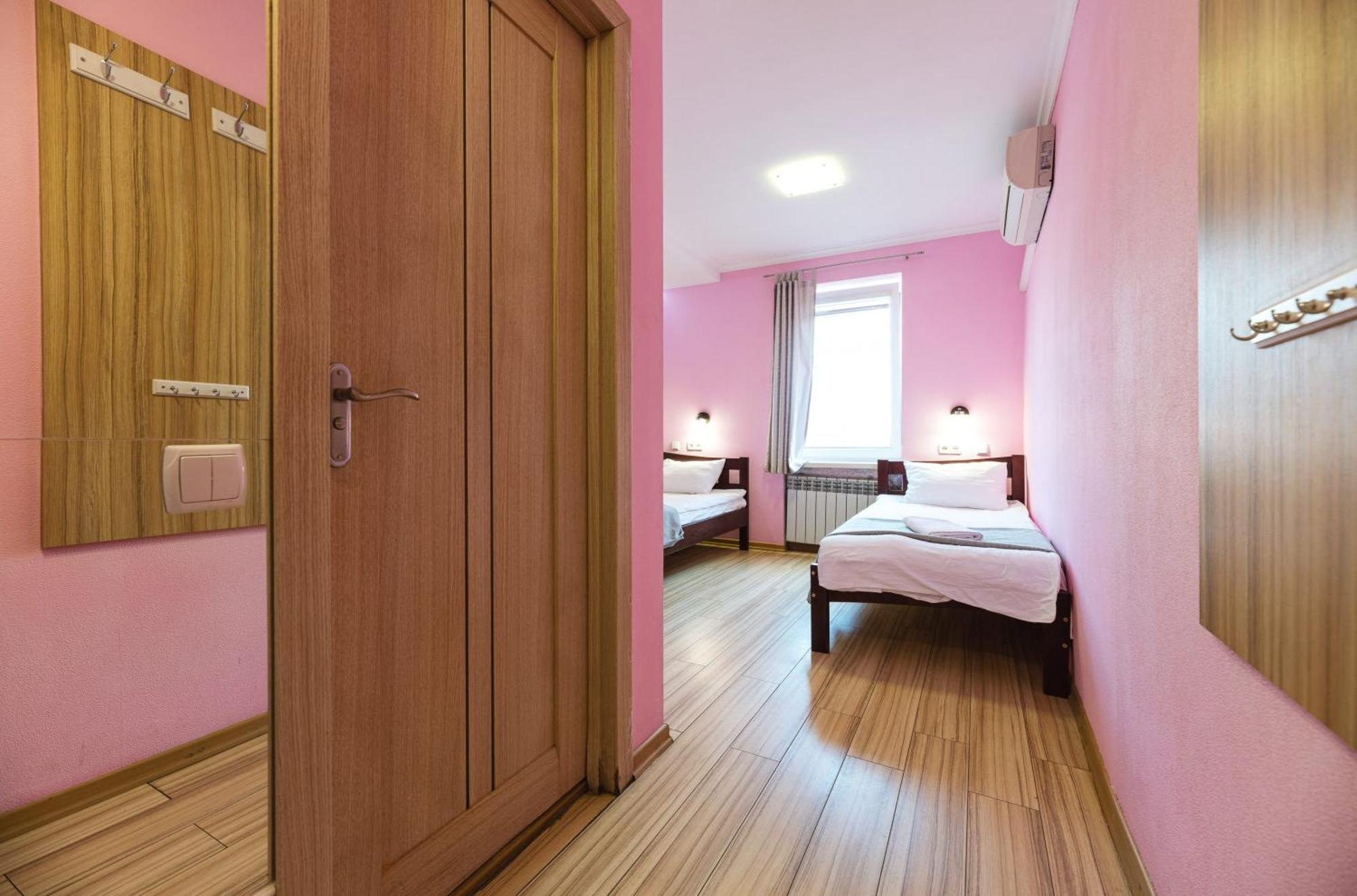Guest House "Vladimirskaya 42" เคียฟ ภายนอก รูปภาพ