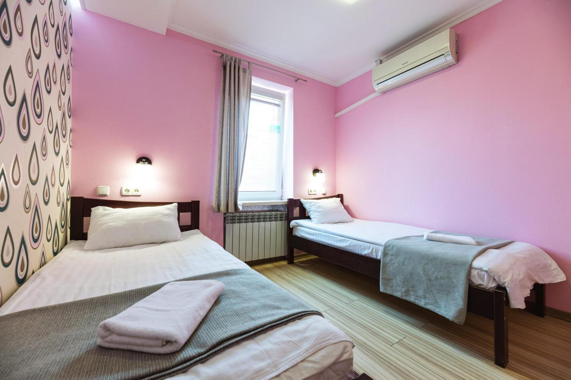 Guest House "Vladimirskaya 42" เคียฟ ภายนอก รูปภาพ